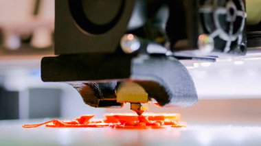 3D baskı makinesi plastik model yazdırıyor