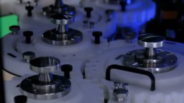 Laboratuvar otomatik muayene makinesi içinde dönen beyaz dişliler