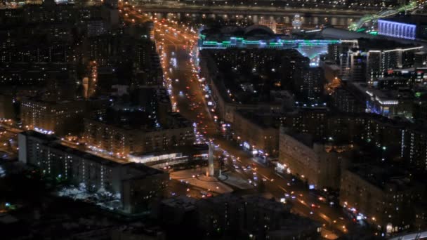 Statische luchtfoto-snel bewegende auto's verkeer bij Night City Street — Stockvideo