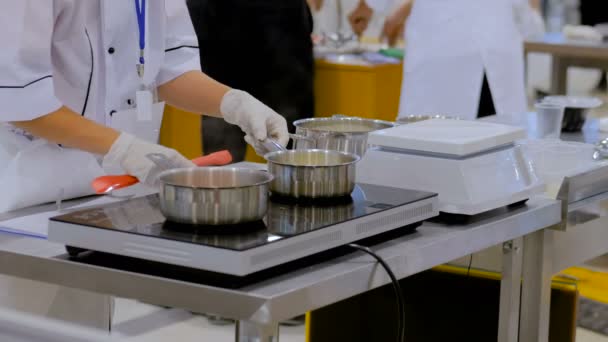 Proces van het bereiden van zoete paprika in pot — Stockvideo