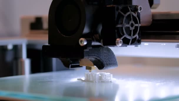 Процесс печати пластиковой модели на автоматическом 3D принтере — стоковое видео