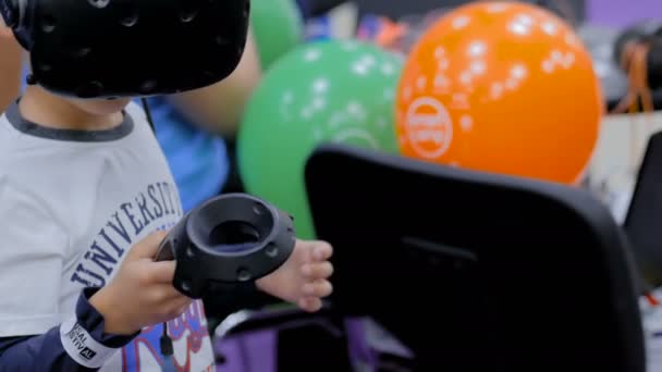 Tonåring pojke med virtuell verklighet headset på teknik show — Stockvideo
