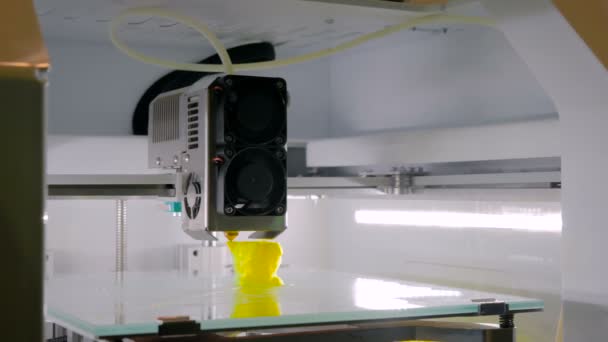 Máquina automática de impresora 3D tridimensional que trabaja en la exposición de tecnología — Vídeos de Stock