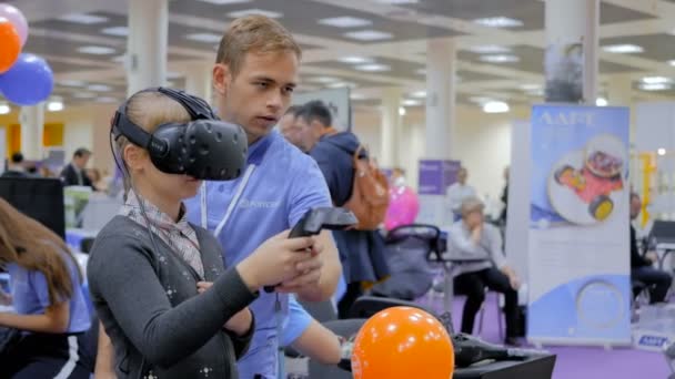 Tonåring flicka använder virtuell verklighet headset på teknik utställning — Stockvideo