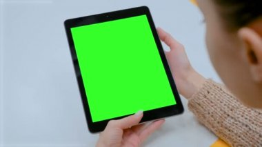 Kadın evde siyah dijital tablet yeşil ekran dokunmatik ekran dokunmadan