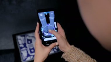 Mimari artırılmış gerçeklik uygulaması ile akıllı telefon kullanan kadın