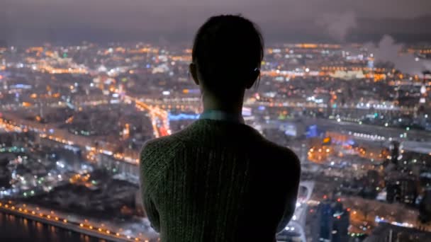 Pensive nő nézi éjszakai város felhőkarcoló — Stock videók
