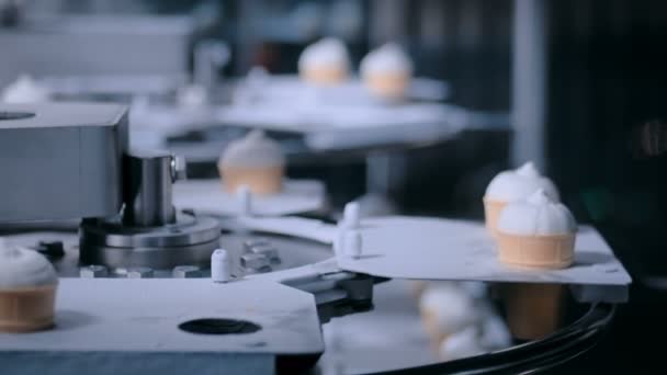 Концепция автоматизированной технологии - конвейерная лента с конусами мороженого на пищевой фабрике — стоковое видео