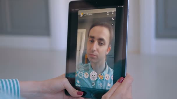 Nő használ Snapchat multimédia üzenet app-val Szembenéz maszk-ra smartphone — Stock videók