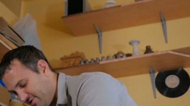 Profesyonel erkek potter Studio çalışma