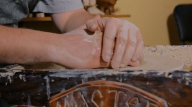 Üç atış. Çömlek atölyesinde profesyonel çömlekçi şekillendirme kupa