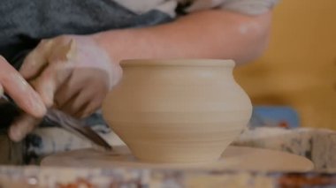 Çömlekçilik atölyesinde özel aletli profesyonel çömlekçi oyma kabı