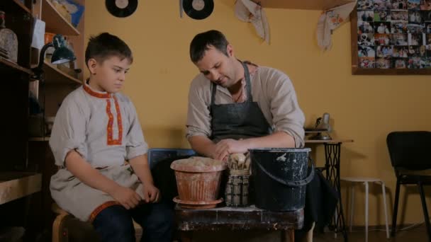 Potter showing how to work with ceramic in pottery studio — Stock Video