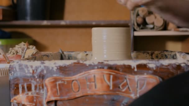 Professionele mannelijke potter werken met klei op potters wiel — Stockvideo