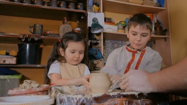 Potter mostrando cómo trabajar con cerámica en el estudio de cerámica — Vídeos de Stock