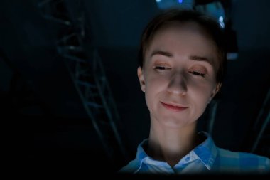 Elektronik büfe aydınlatmalı kadın yüzünün ışığı