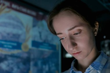 Elektronik büfe aydınlatmalı kadın yüzünün ışığı