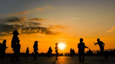 Bir grup insan dans etmeyi öğreniyor.