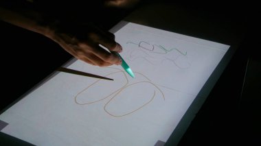 Çizim için etkileşimli dokunmatik ekran projektörü kullanan kadın