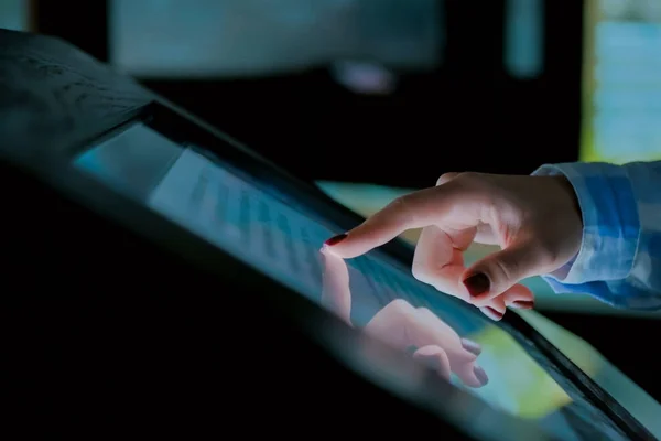 Vrouw met interactieve touchscreen display in het museum voor moderne geschiedenis — Stockfoto