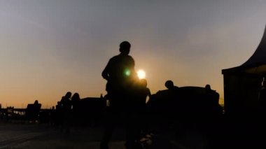 Bir grup insan dans etmeyi öğreniyor.