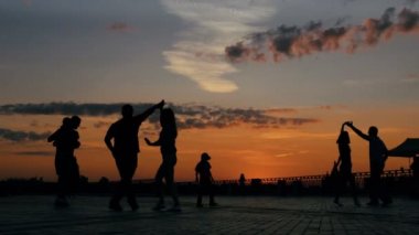 Bir grup insan dans etmeyi öğreniyor.