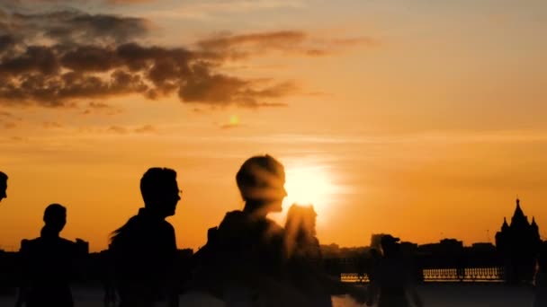 People silhouette learning how to dance — Stock Video