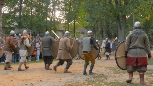 Militantní středověcí bojovníci bojující na historickém festivalu — Stock video