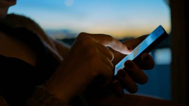 Yolcu gemisi kabinde Smartphone kullanan kadın