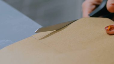 Kraft kağıdıyla çalışan profesyonel kadın dekoratör, tasarımcı.