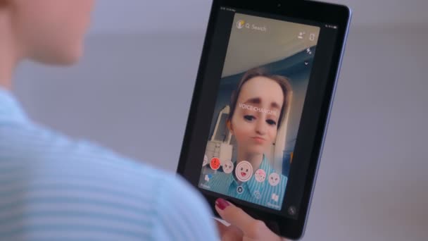 스마트폰에 얼굴 마스크와 Snapchat 멀티미디어 메시징 응용 프로그램을 사용 하 여 여자 — 비디오
