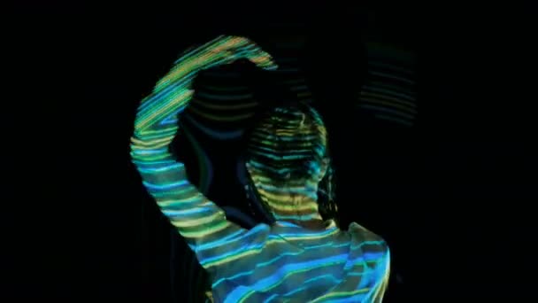Frau tanzt bei immersiver Ausstellung — Stockvideo