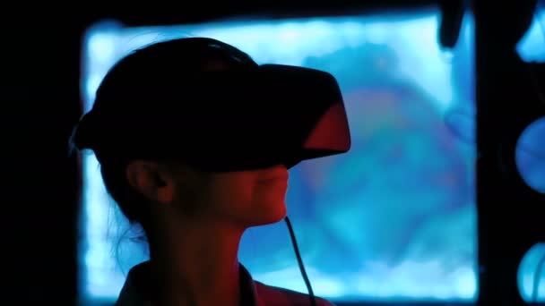 Young woman using virtual reality headset at dark interactive exhibition — Stock Video