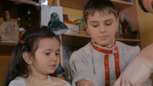 Potter mostrando como trabalhar com cerâmica no estúdio de cerâmica — Vídeo de Stock