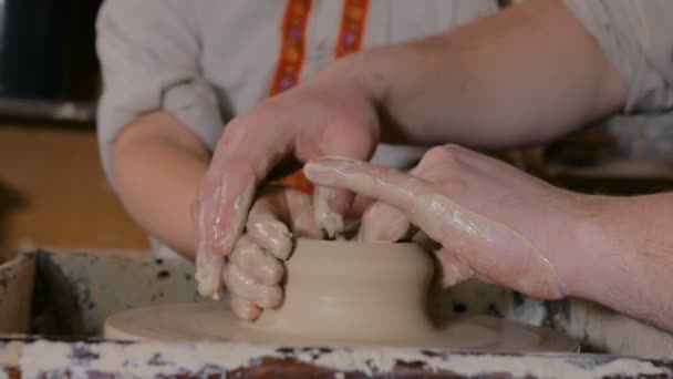 Potter che mostra come lavorare con la ceramica in studio di ceramica — Video Stock