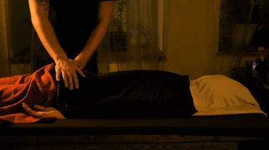 Modern salonda vücut masajı ve spa tedavisi