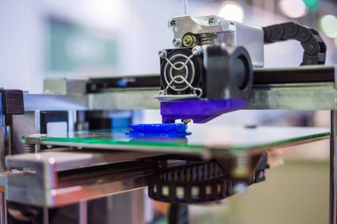 Üç boyutlu yazdırma makinesi fiziksel 3B modeli yazdırır