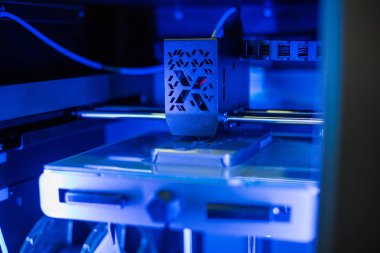 3D baskı makinesi plastik model yazdırıyor