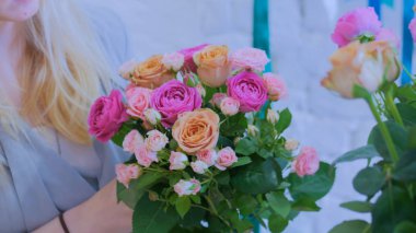 Çiçekçide güzel çiçek yapan profesyonel bir çiçekçi.