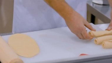 Baker fırında kalp şeklinde çörekler için hamur hazırlanıyor
