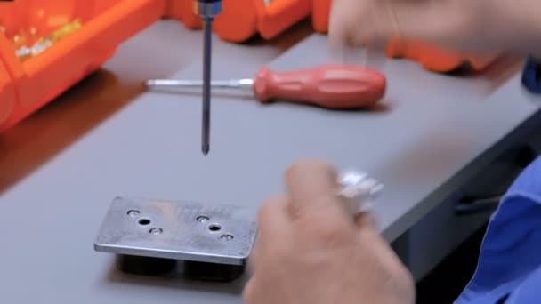 Elektrisch stopcontact handgemaakt productieproces — Stockvideo