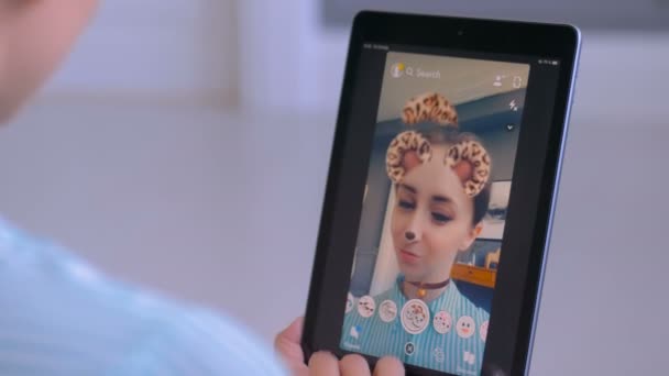 Mulher usando Snapchat aplicativo de mensagens multimídia com máscara facial no smartphone — Vídeo de Stock