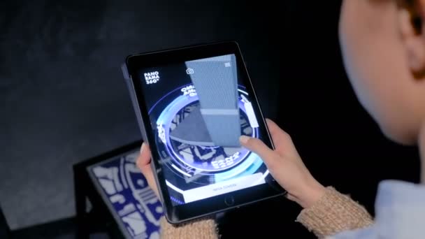 Γυναίκα που χρησιμοποιεί ψηφιακό tablet με αρχιτεκτονική επαυξημένης πραγματικότητας app — Αρχείο Βίντεο