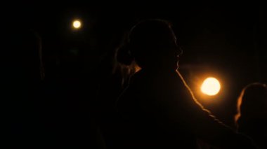 Etnik açık hava konserinde kadınlar siluet dans