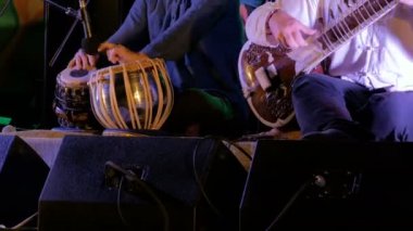 İki adam geleneksel Hint tabla davul ve sitar