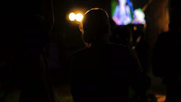 Silhouette de femmes dansant au concert ethnique en plein air — Video