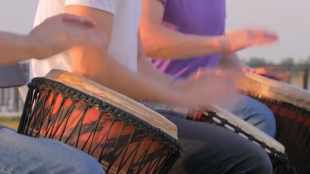 Skupina lidí hrající na ulici etnické bubny — Stock video