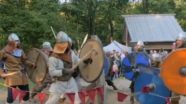 Wojowniczy średniowieczni wojownicy walczący na festiwalu historycznym — Wideo stockowe