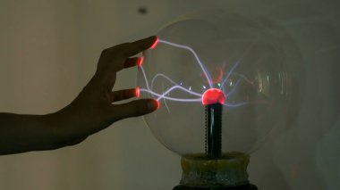 Kadın plazma topuna dokunuyor