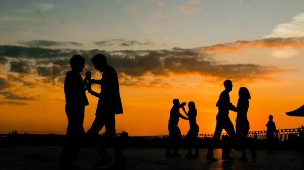 Grupo de personas aprendiendo a bailar Imágenes de stock libres de derechos